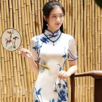 一手蒲扇，一色青衣，做一個(gè)青花瓷般的旗袍美人！